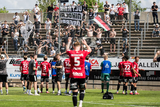 Örebros spelarna jublar