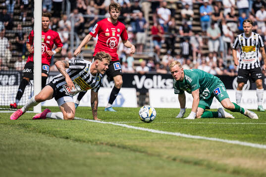 Landskronas Filip Sachpekidis och Örebros målvakt Malte