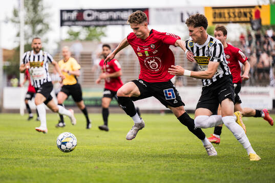 Örebros Erik Mc Cue och Landskronas Samuel Burakowsky