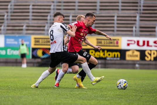 Landskronas Robin Dzabic och Örebros Samuel Kroon