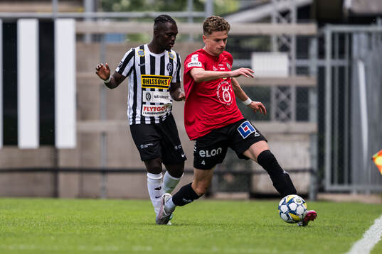 Landskronas Kofi Asare och Örebros Erik Mc Cue