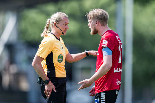 Domare Tess Olofsson och Örebros Karl Holmberg