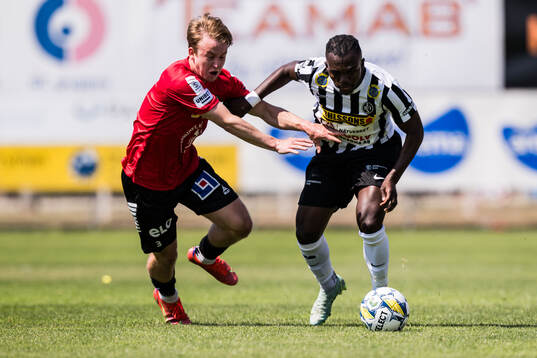 Örebros Oskar Käck och Landskronas Kofi Asare