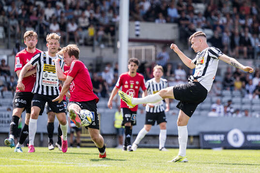 Örebros Oskar Käck och Landskronas Robin Dzabic