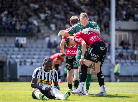 Landskronas Kofi Asare och Örebros Erik Mc Cue och