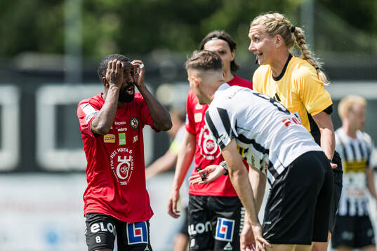 Örebros Mohammed Khalid Saeid och Domare Tess Olofsson
