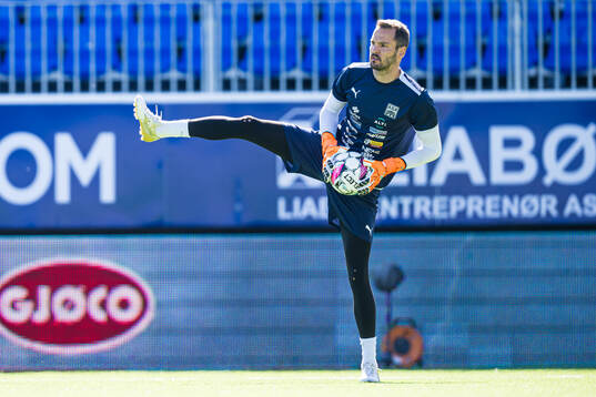 Michael Lansing of Kristiansund warms up