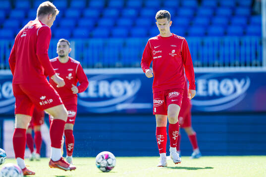 Sander Kartum of Brann warms up