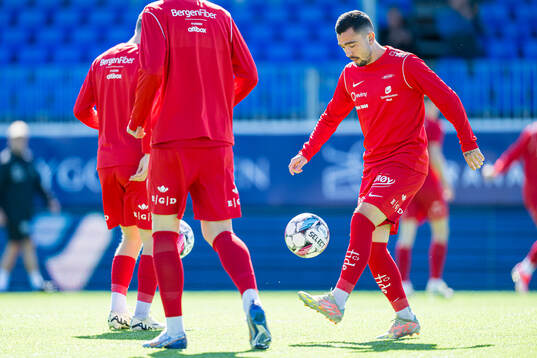 Niklas Castro of Brann warms up
