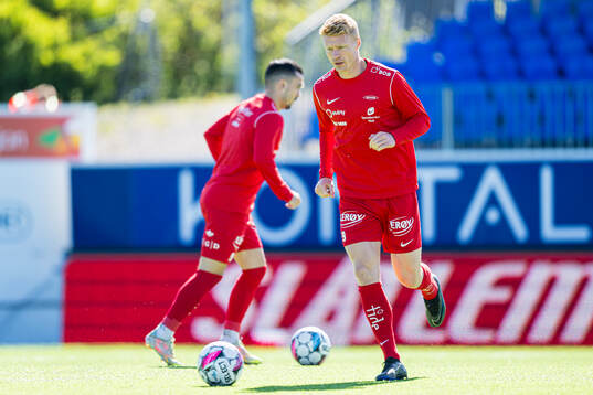 Sivert Heltne Nilsen of Brann warms up