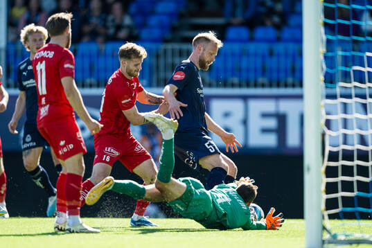 Ole Didrik Blomberg of Brann and Dan Peter Ulvestad of