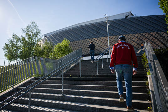 Djurgårdens supporter på väg till fotbollsmatchen i