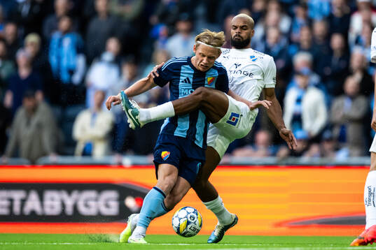 Djurgårdens Tobias Gulliksen och Halmstads Phil Ofosu-Ayeh