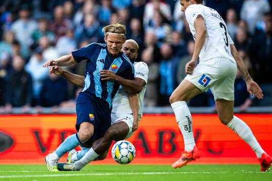 Djurgårdens Tobias Gulliksen och Halmstads Phil Ofosu-Ayeh