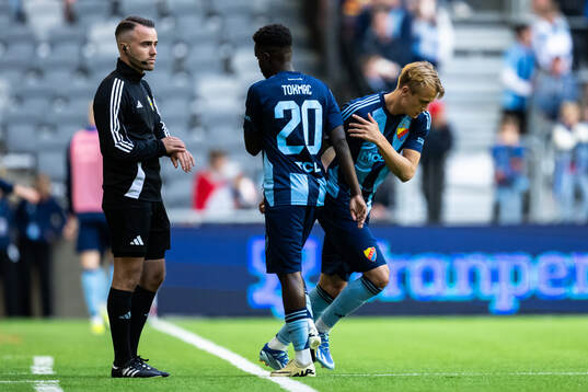 Djurgårdens Tokmac Nguen byter med Oskar Fallenius