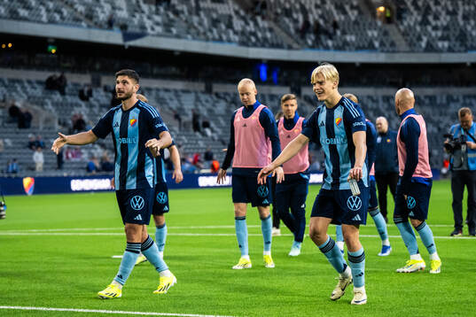 Djurgårdens Lucas Bergvall och Besard Sabovic jublar
