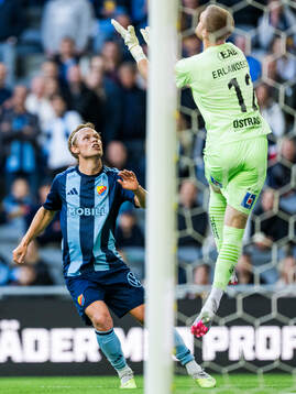 Djurgårdens Tobias Gulliksen och Halmstads målvakt Tim