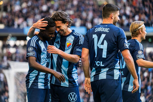 Djurgårdens Tokmac Nguen jublar med Gustav Wikheim