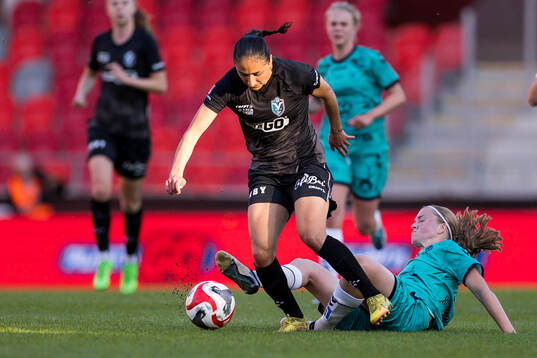 Växjö DFFs Nesrin Akgun och Kristianstads Emma Broddheimer