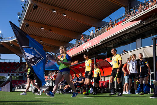 Inmarsch före fotbollsmatchen i Damallsvenskan mellan