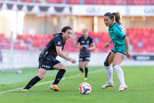 Växjö DFFs Victoria Svanström och Kristianstads Carly