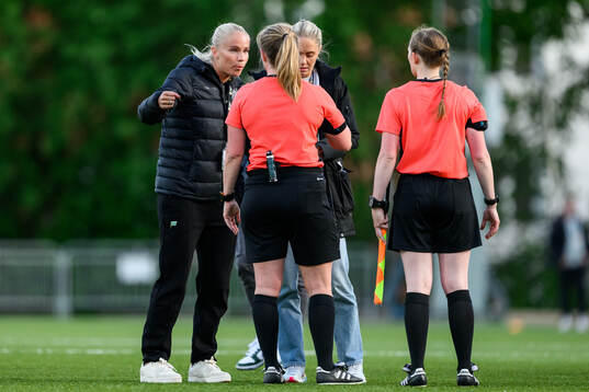 Hammarbys Stina Lennartsson i en diskussion med domare