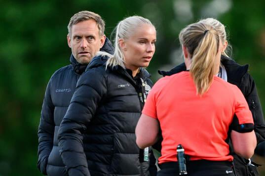 Hammarbys tränare Martin Sjögren och domare Sandra