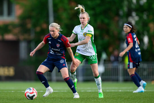 FC Rosengårds Emilia Larsson och Hammarbys Emilie Joramo