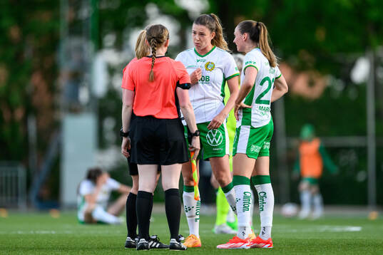 Hammarbys Emma Westin i en diskussion med domare Sandra