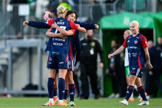 FC Rosengårds Mai Kadowaki och Caroline Seger jublar