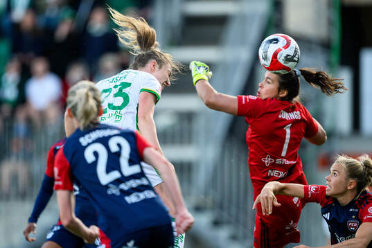 Hammarbys Emma Westin nickar en boll i mål som sedan döms