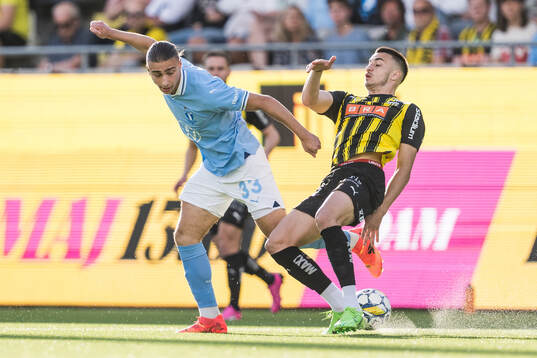 Malmö FFs Elison Makolli och Häckens Srdjan Hrstic