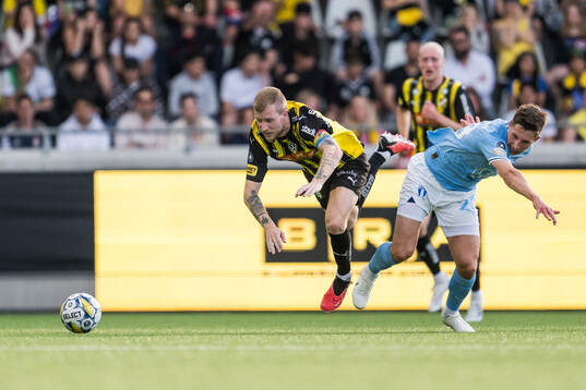 Häckens Simon Gustafson och Malmö FFs Lasse Berg Johnsen