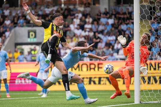 Häckens Amor Layouni mot Malmö FFs Gabriel Busanello och