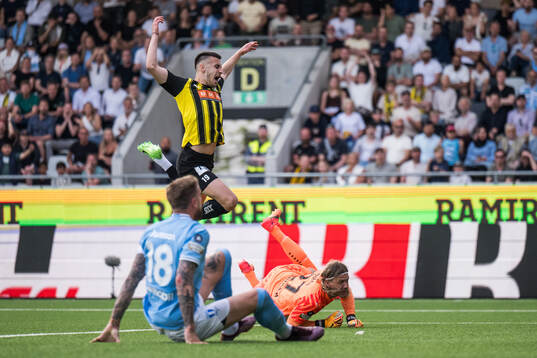 Häckens Srdjan Hrstic och Malmö FFs Johan Dahlin