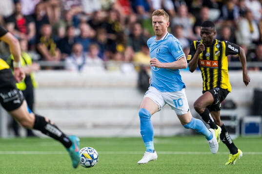 Malmö FFs Anders Christiansen och Häckens Akoua Romeo