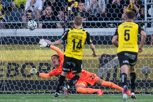 Häckens Simon Gustafson gör 2-2 på Malmö FFs Johan