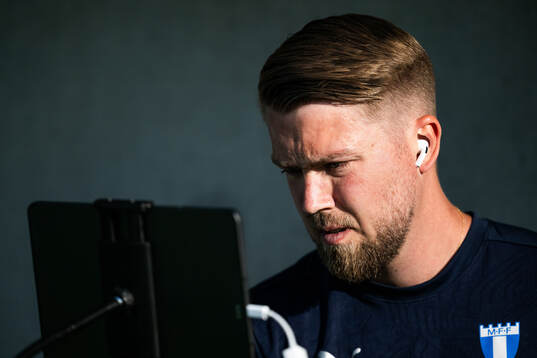Malmö FFs assisterande tränare Theodor Olsson tittar på