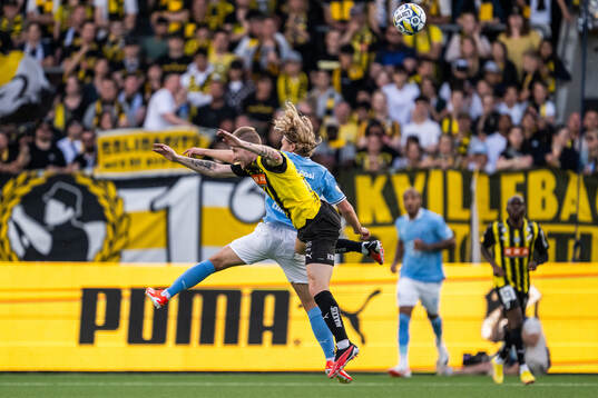 Häckens Simon Gustafson och Malmö FFs Sebastian Nanasi