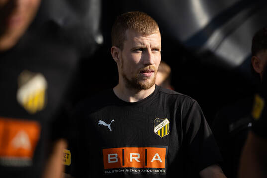 Häckens Simon Gustafson innan fotbollsmatchen i