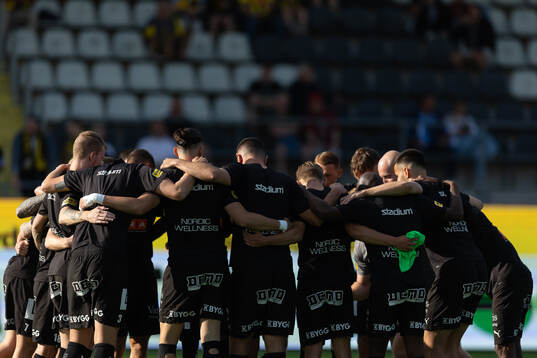 Häckens spelare samlade innan fotbollsmatchen i