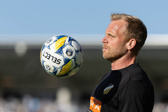 Häckens målvakt Peter Abrahamsson innan fotbollsmatchen i