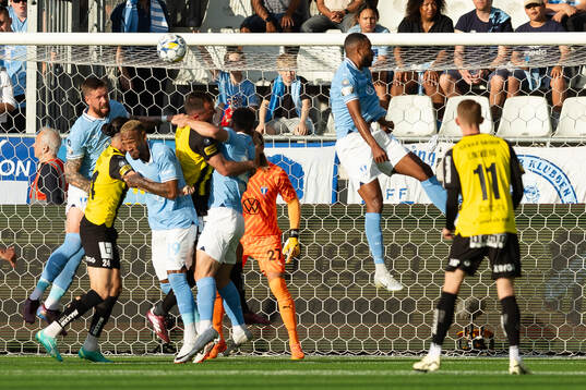 Malmö FF försvarar på en Häcken hörna