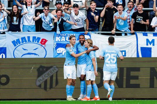 Malmö FFs Erik Botheim jublar med lagkamrater