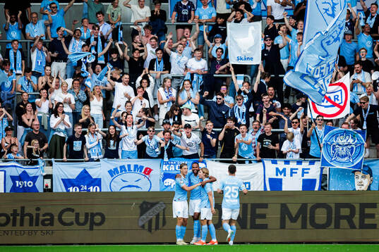 Malmö FFs Erik Botheim jublar med lagkamrater