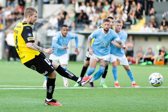 Häckens Simon Gustafson kvitterar till 2-2 på straff