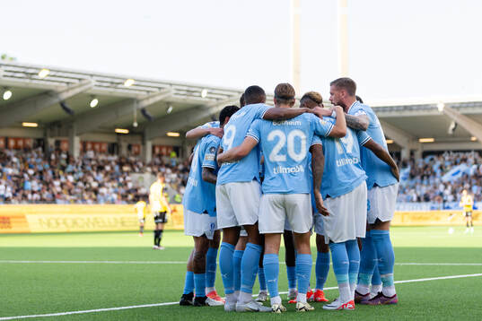 Malmö FFs Sebastian Nanasi jublar med lagkamrater