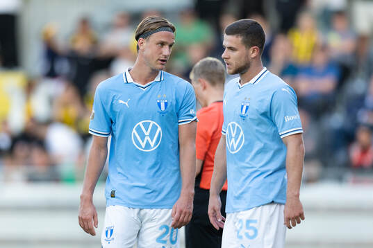 Malmö FFs Erik Botheim och Gabriel Busanello deppar