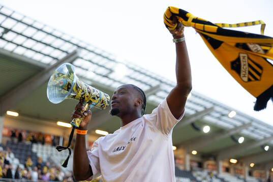 Tidigare Häcken spelaren Ibrahim Sadiq hälsar på klacken