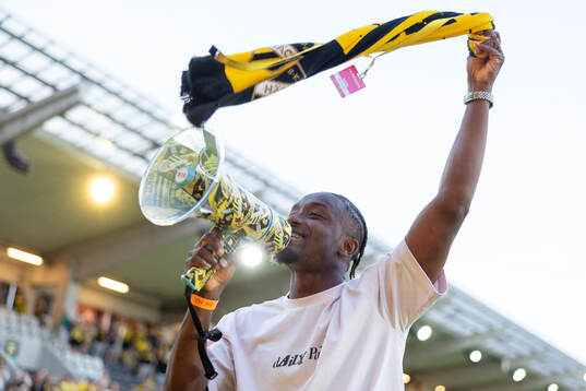 Tidigare Häcken spelaren Ibrahim Sadiq hälsar på klacken